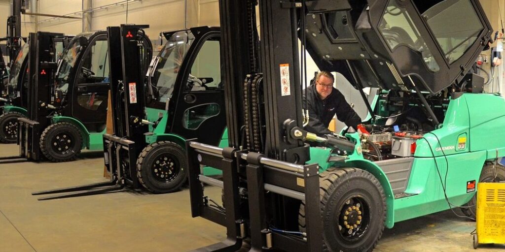 LÀM THẾ NÀO ĐỂ BIẾT KHI NÀO PHẢI NGHỈ HOẶC THAY THẾ XE NÂNG CỦA BẠN 1 Forklift Repair 1050x525 1